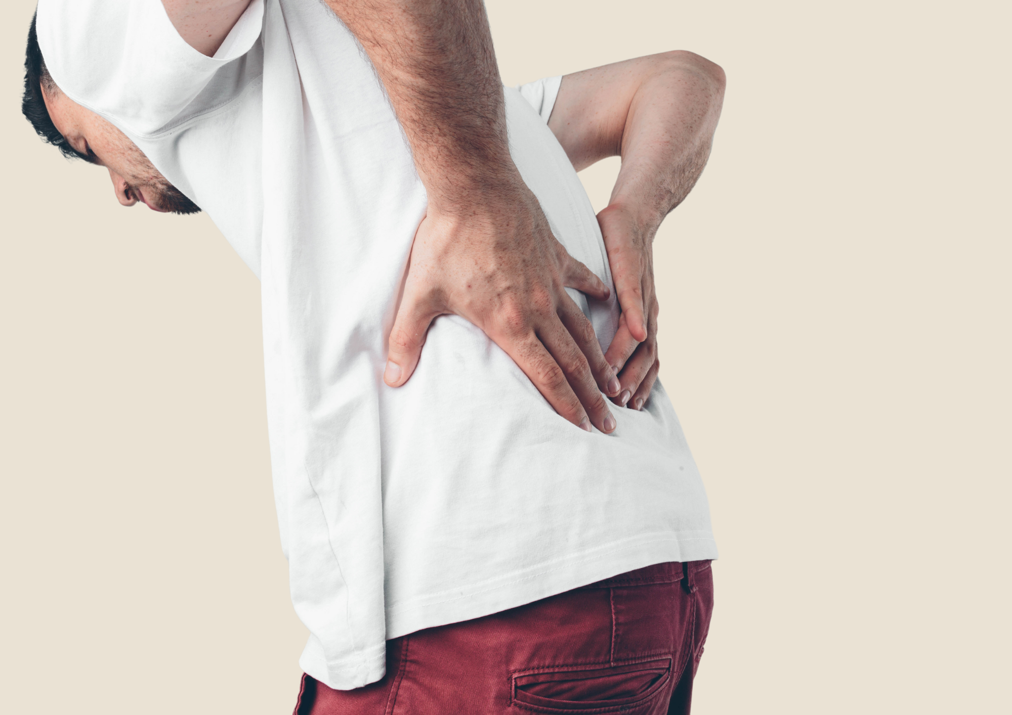 Typische Symptome des Bandscheibenvorfalls sind starke Rückenschmerzen.