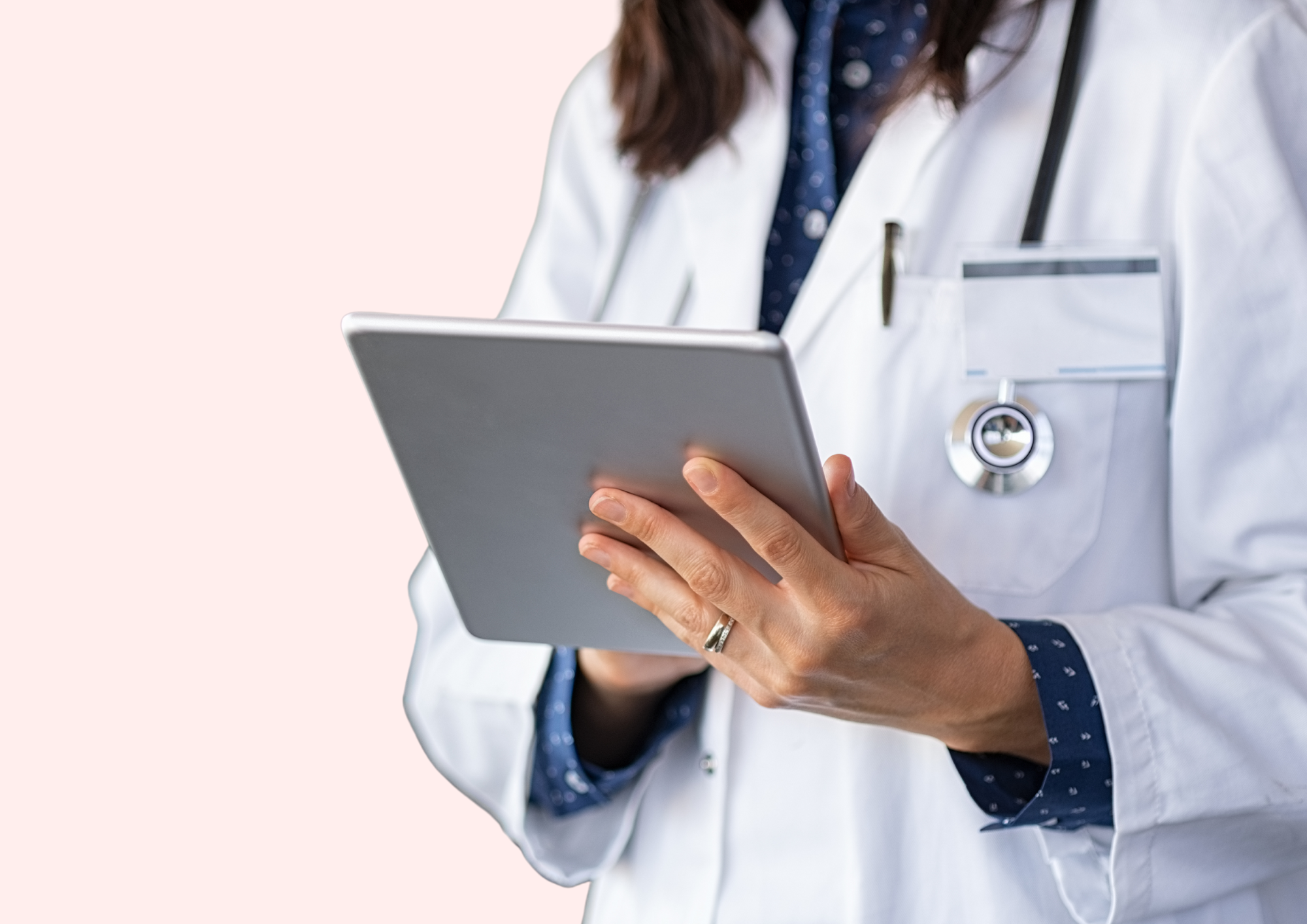 Ärztin verwendet Digital Health Tools auf ihrem iPad.