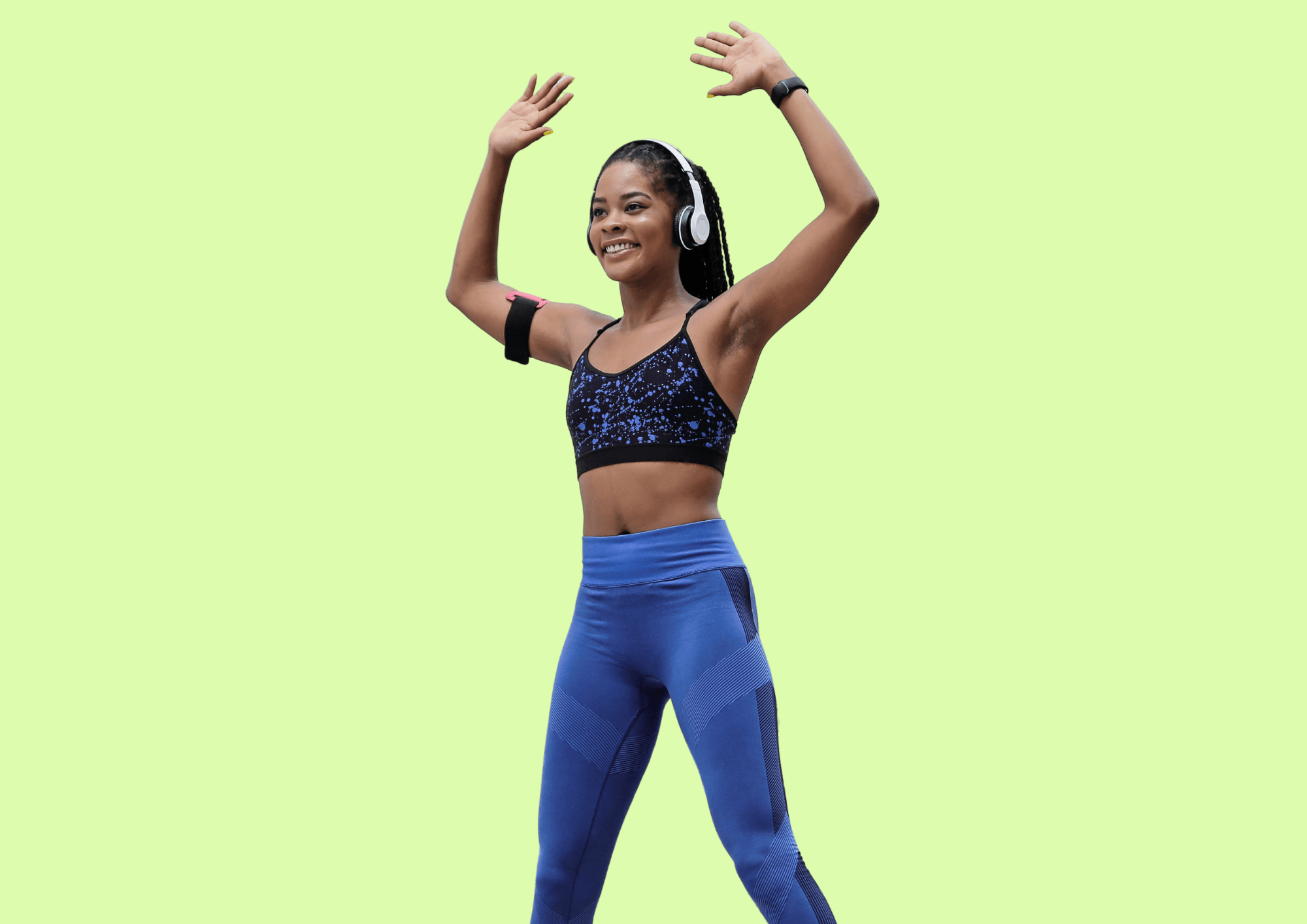 Junge Frau macht lachend Jumping Jacks.