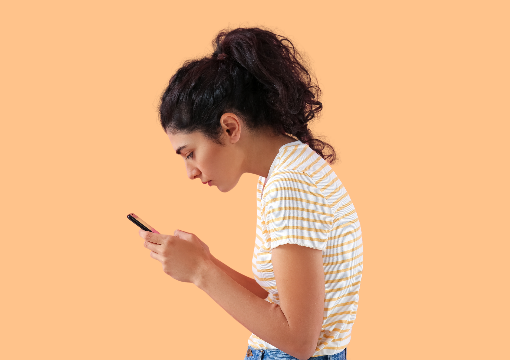 Junge Frau starrt mit Rundrücken aufs Handy, was zu Schmerzen im oberen Rücken führen kann.